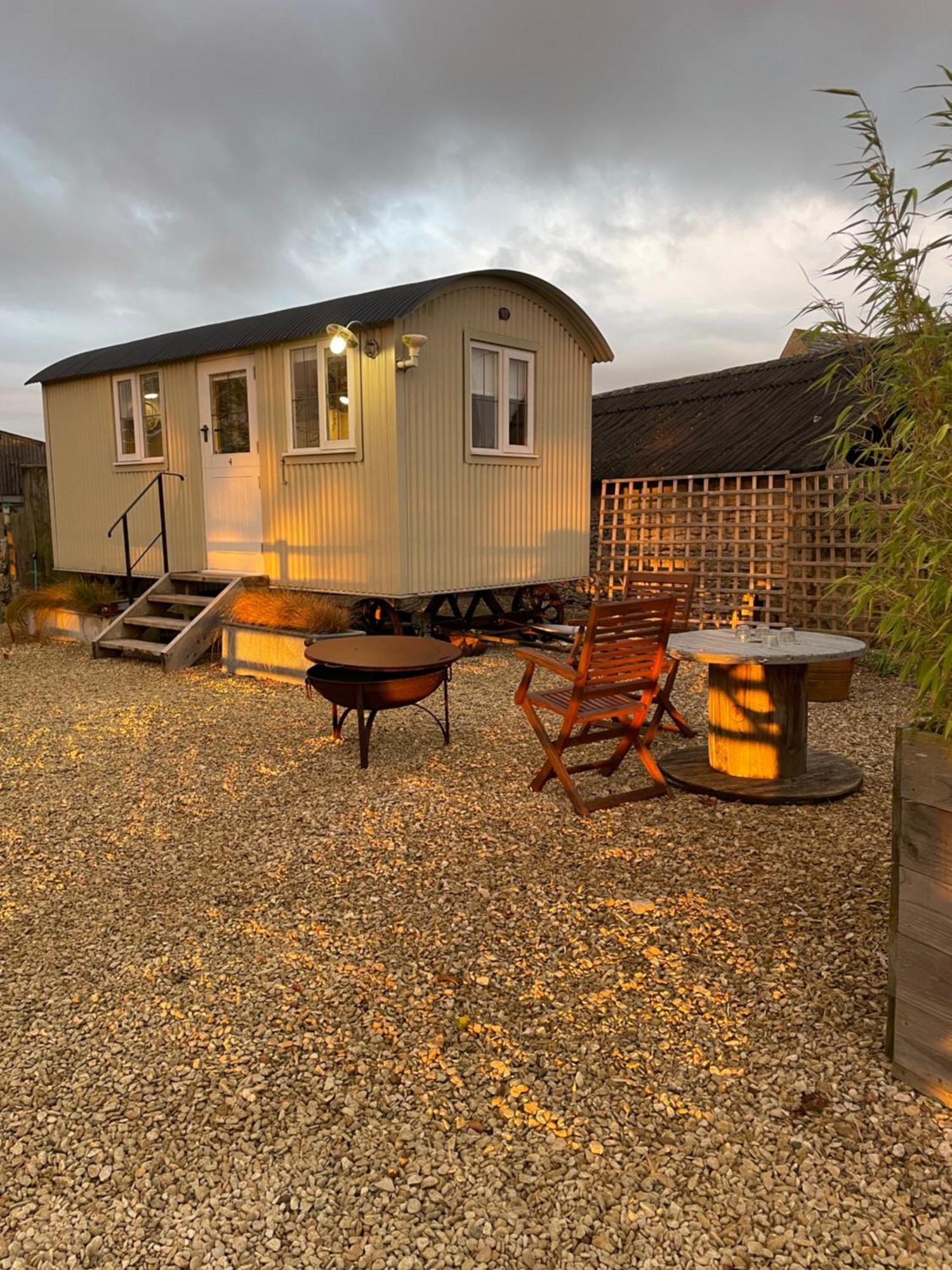 The Shepherd'S Hut Mixbury Exterior photo